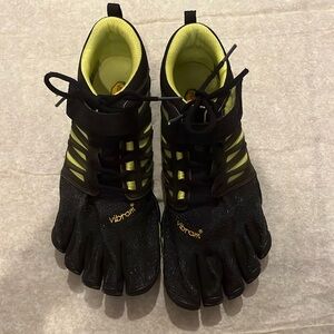 - Vibram shoes men 9-9.5 like new